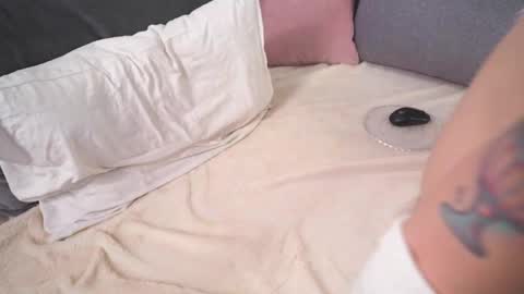 RHEA  pronanciation like Reya   online show from December 17, 2025, 2:12 pm