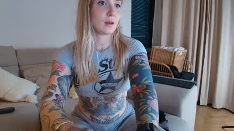 tattoobbgirl online show from April 16, 2026, 6:52 pm