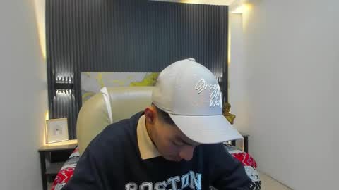 Snapshot of taylermiles chatting on December 19, 2025, 3:24 am TAYLER online show from December 19, 2025, 3:24 am