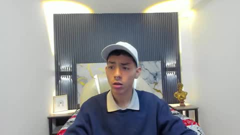 Snapshot of taylermiles chatting on December 21, 2025, 2:51 am TAYLER online show from December 21, 2025, 2:51 am