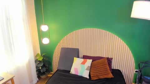 Taylor Bennet online show from November 12, 2025, 11:32 am