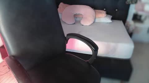 Snapshot of taylor_dolll chatting on October 2, 2025, 2:57 pm Taylor 3 online show from October 2, 2025, 2:57 pm