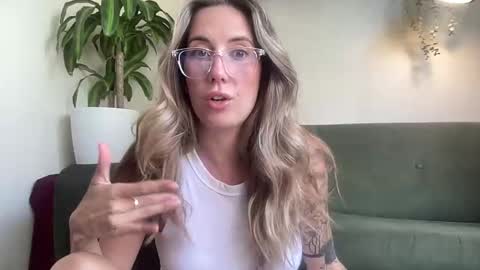 Snapshot of taylorslittlekingdom chatting on October 8, 2025, 1:14 am Taylor online show from October 8, 2025, 1:14 am