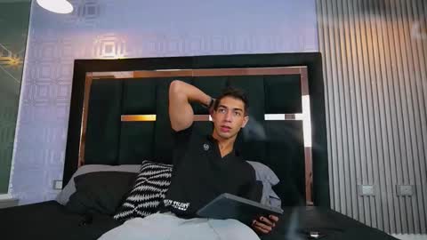 taylorsmiths_ online show from November 23, 2025, 3:17 am