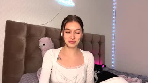 Snapshot of taynabourgois chatting on October 2, 2025, 2:13 pm Bella online show from October 2, 2025, 2:13 pm