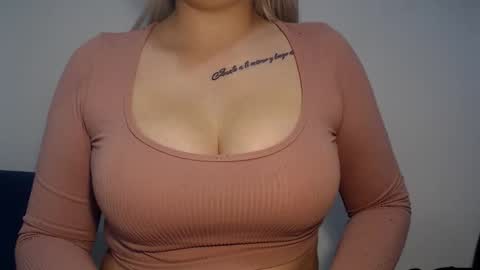 Snapshot of teeyara_ chatting on October 18, 2025, 9:26 pm Teeyara online show from October 18, 2025, 9:26 pm