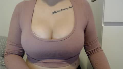 Snapshot of teeyara_ chatting on October 31, 2025, 9:43 am Teeyara online show from October 31, 2025, 9:43 am