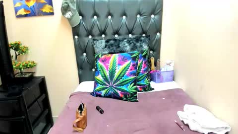Snapshot of temptressqeen chatting on April 23, 2026, 6:14 am temptressqeen online show from April 23, 2026, 6:14 am