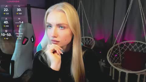 TessaHamilton online show from November 25, 2025, 12:16 pm