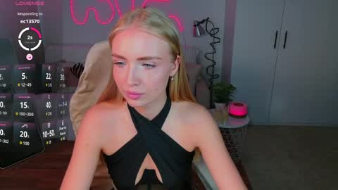 TessaHamilton online show from May 27, 2026, 8:55 am