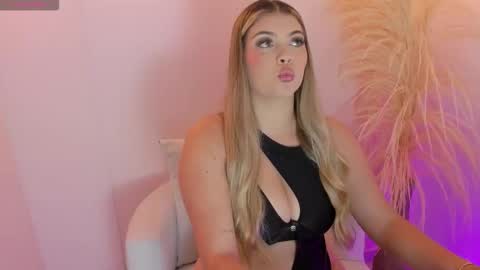 Snapshot of thaliafox_ chatting on February 10, 2026, 10:25 pm Thalia online show from February 10, 2026, 10:25 pm