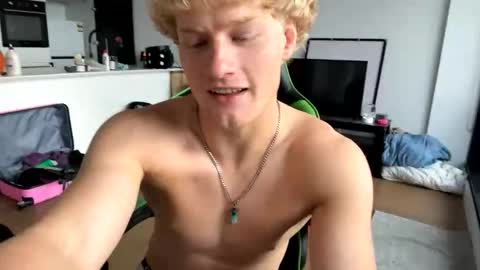 Snapshot of thatbl0ndeboyx chatting on December 21, 2025, 9:11 pm liammlust online show from December 21, 2025, 9:11 pm