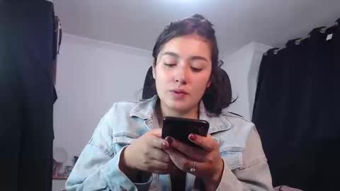 Snapshot of thatgirl2003 chatting on September 10, 2025, 3:45 pm online show from September 10, 2025, 3:45 pm