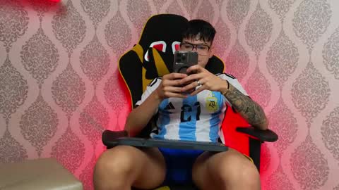 Ithan and Leo online show from November 5, 2025, 11:49 pm