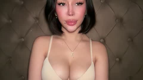 Elle  dont forget to folloW me and thumbs up online show from April 12, 2026, 3:17 pm