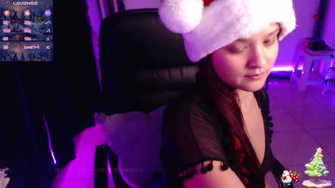 Snapshot of thelittlecherry_ chatting on December 19, 2024, 2:45 am thelittlecherry_ online show from December 19, 2024, 2:45 am