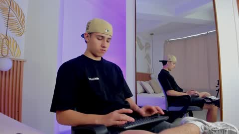 Snapshot of theohawke_ chatting on December 19, 2024, 1:29 pm THEO- MATEO online show from December 19, 2024, 1:29 pm