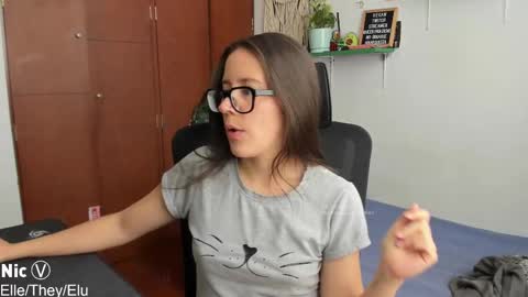 Snapshot of thetropicalseduction chatting on October 3, 2025, 2:14 pm Nicole online show from October 3, 2025, 2:14 pm