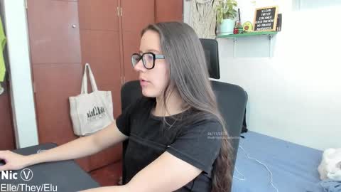 Snapshot of thetropicalseduction chatting on November 6, 2025, 2:07 pm Nicole online show from November 6, 2025, 2:07 pm