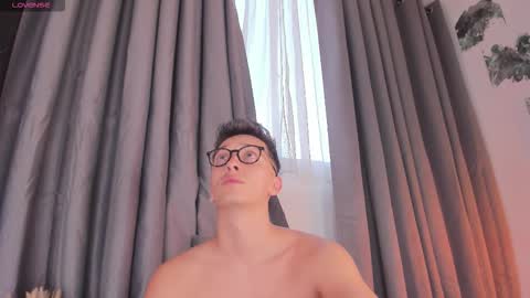 Snapshot of thiago_jones chatting on November 11, 2025, 9:48 pm SanThiago online show from November 11, 2025, 9:48 pm