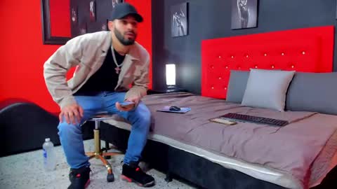 Thia Gomez online show from October 4, 2025, 12:36 pm