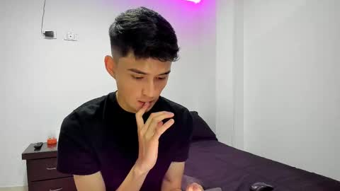 Snapshot of thiagowells_ chatting on February 18, 2025, 8:25 pm Thiago Wells online show from February 18, 2025, 8:25 pm