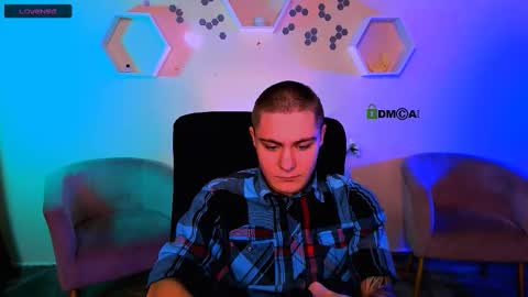 thomas_crow online show from November 25, 2025, 9:42 am