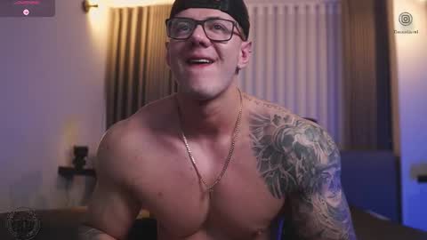 Snapshot of thomas_falcon1 chatting on October 31, 2025, 4:13 am Thomas Falcon online show from October 31, 2025, 4:13 am