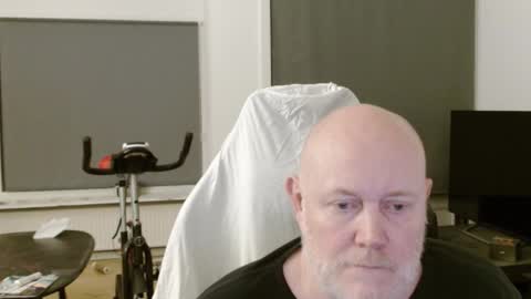 thomash32 online show from September 9, 2025, 8:52 pm