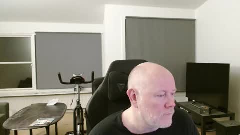 thomash32 online show from September 30, 2025, 4:39 am