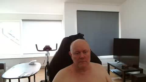 thomash32 online show from October 2, 2025, 12:34 pm