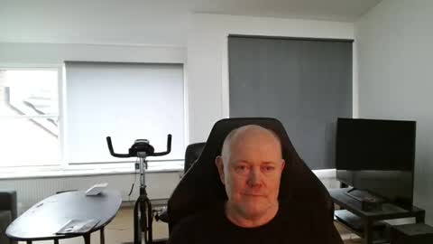 thomash32 online show from October 8, 2025, 6:11 am