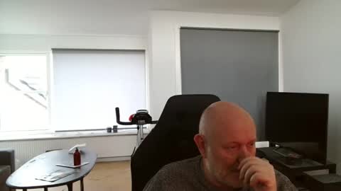 thomash32 online show from October 21, 2025, 11:33 am