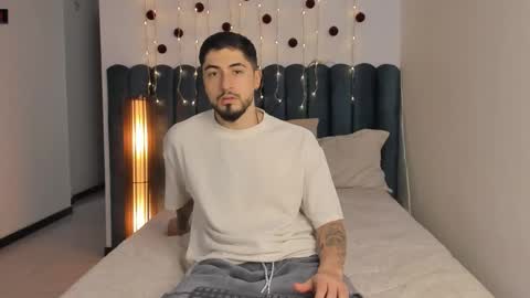 sweetfit boy online show from December 3, 2025, 6:17 pm