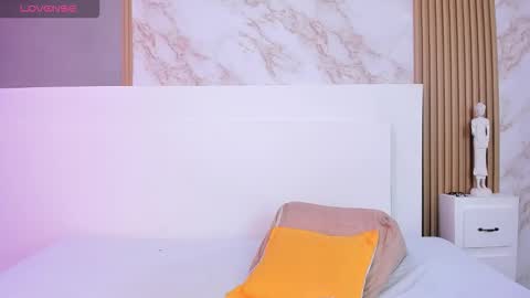 tianaglow4 online show from October 9, 2025, 12:14 pm