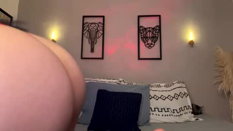  CAMI VELEZ camivelezz   online show from April 14, 2026, 10:05 pm