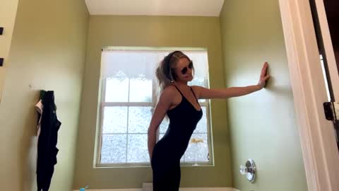 Snapshot of tiffanydove chatting on January 30, 2025, 5:17 pm Tiffany Dove online show from January 30, 2025, 5:17 pm