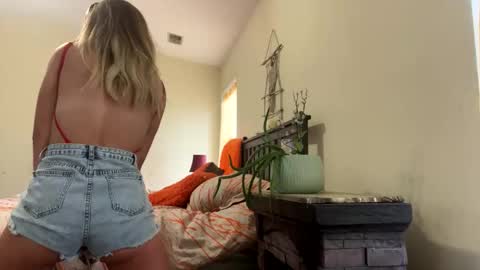 Snapshot of tiffanydove chatting on February 19, 2025, 6:43 pm Tiffany Dove online show from February 19, 2025, 6:43 pm