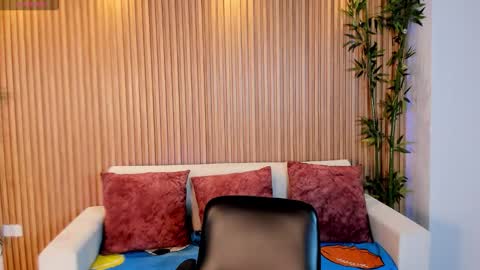 tiffanyhoustton online show from February 18, 2026, 11:50 am