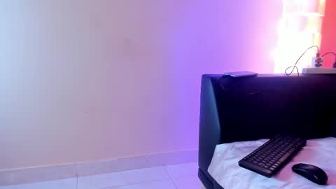 Stefany Suarez online show from November 25, 2025, 9:04 pm