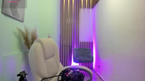 Tina  online show from December 15, 2025, 4:28 am