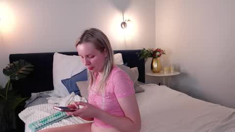 tinasiner online show from October 7, 2025, 3:42 pm