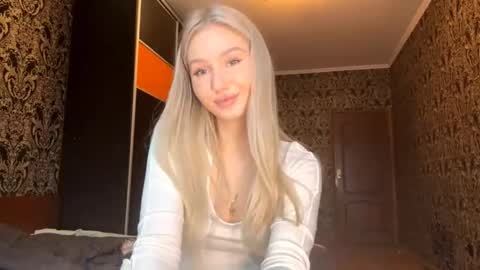 Snapshot of tinavaleri chatting on November 3, 2025, 11:22 am Crystalia online show from November 3, 2025, 11:22 am