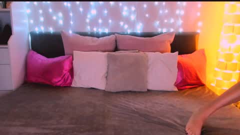 TinyDorina online show from December 31, 2024, 7:42 am