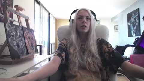 stage Kylie Sinner  brand CLITBAIT online show from September 30, 2025, 4:01 pm