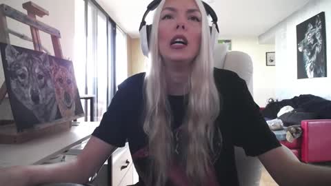 stage Kylie Sinner  brand CLITBAIT online show from October 21, 2025, 7:47 pm