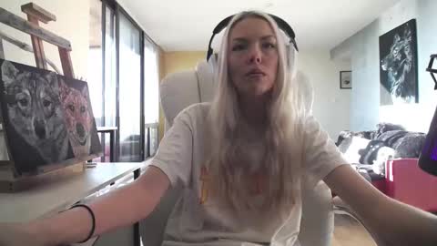 stage Kylie Sinner  brand CLITBAIT online show from October 27, 2025, 7:51 pm