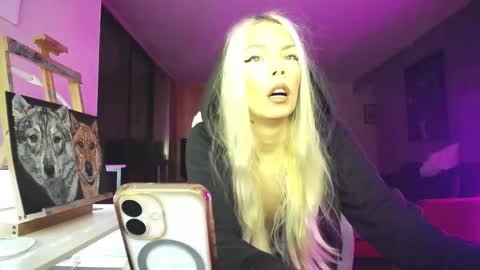 stage Kylie Sinner  brand CLITBAIT online show from November 3, 2025, 11:26 pm