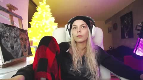 stage Kylie Sinner  brand CLITBAIT online show from November 20, 2025, 4:12 am