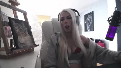 stage Kylie Sinner  brand CLITBAIT online show from February 7, 2026, 4:22 pm